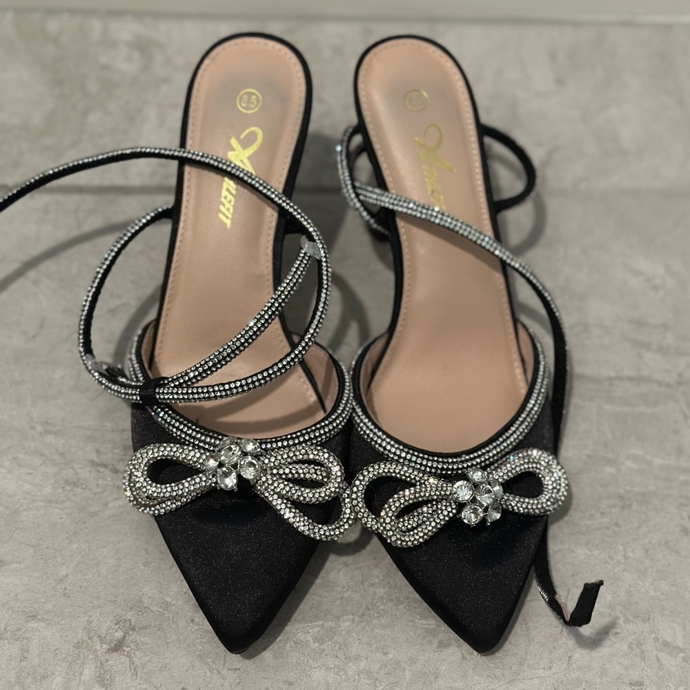 Women’s closed toed black heels
